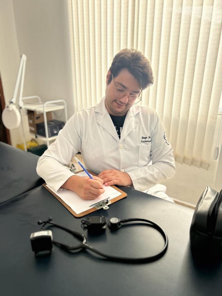 Dr. Diego Souza escrevendo na prancheta